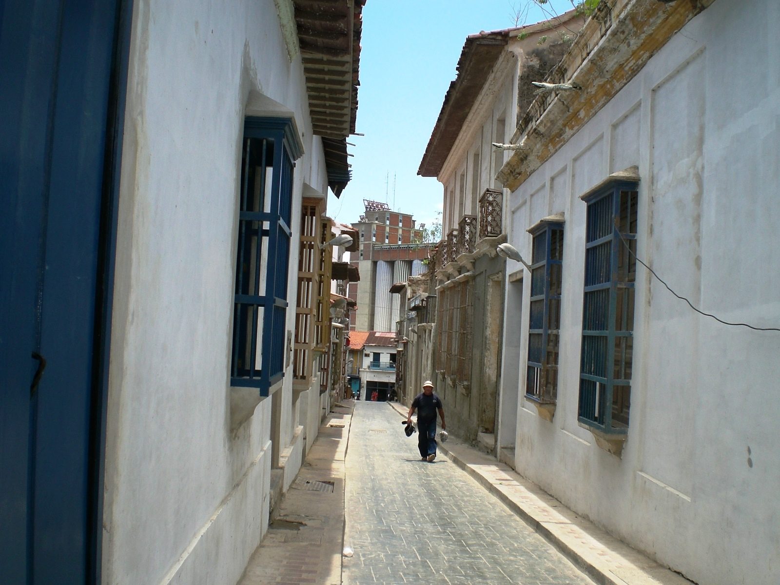 Calle del casco histórico de La Guaira, estrecha y en pendiente, con casas tradicionales