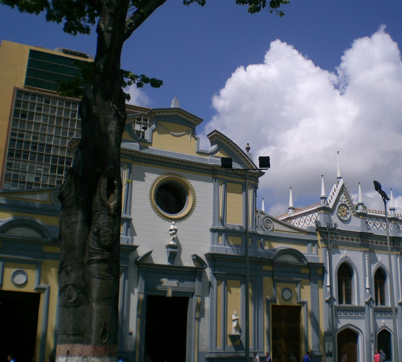 La Iglesia de San Francisco junto a la ceiba de la esquina de San Francisco