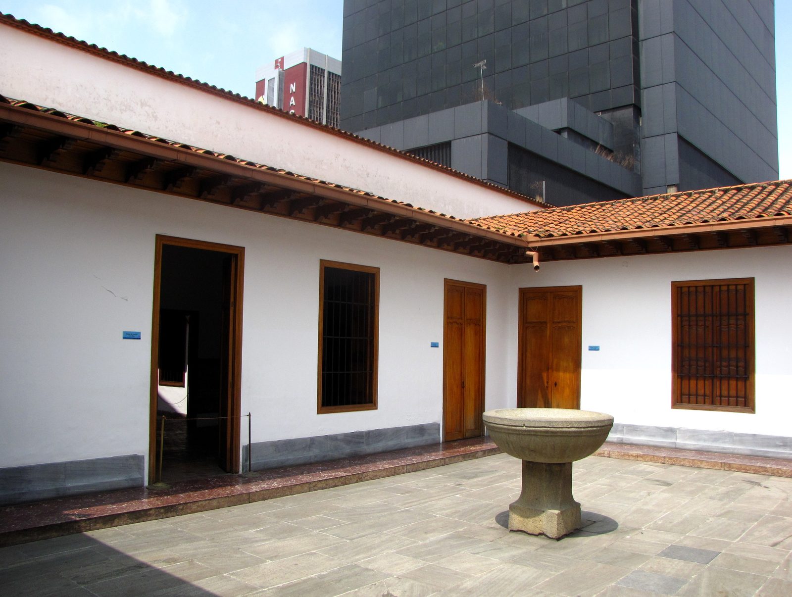 Patio interior de la Casa Natal de Bolívar en Caracas, con corredores perimetrales de columnas y vegetación central