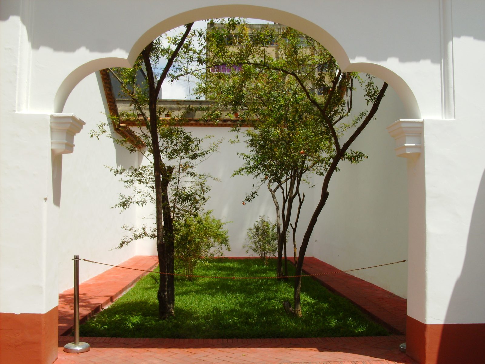 Patio de la Casa Natal del Libertador en Caracas rodeado por corredores de columnas con techo de teja