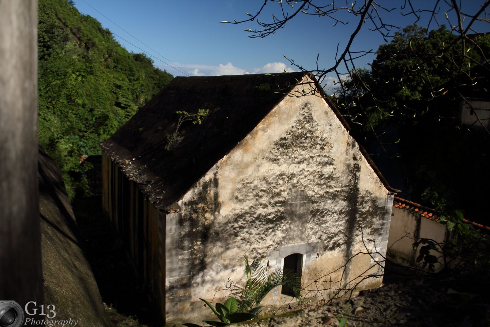 Almacén de La Pólvora de San Pablo en La Guaira: nave abovedada y muro perimetral con garita