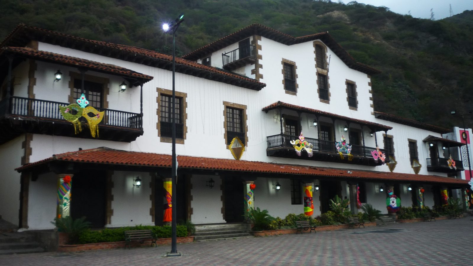 Fachada de la Casa Guipuzcoana hacia la avenida Soublette, con balcones corridos de madera y cuerpo central elevado