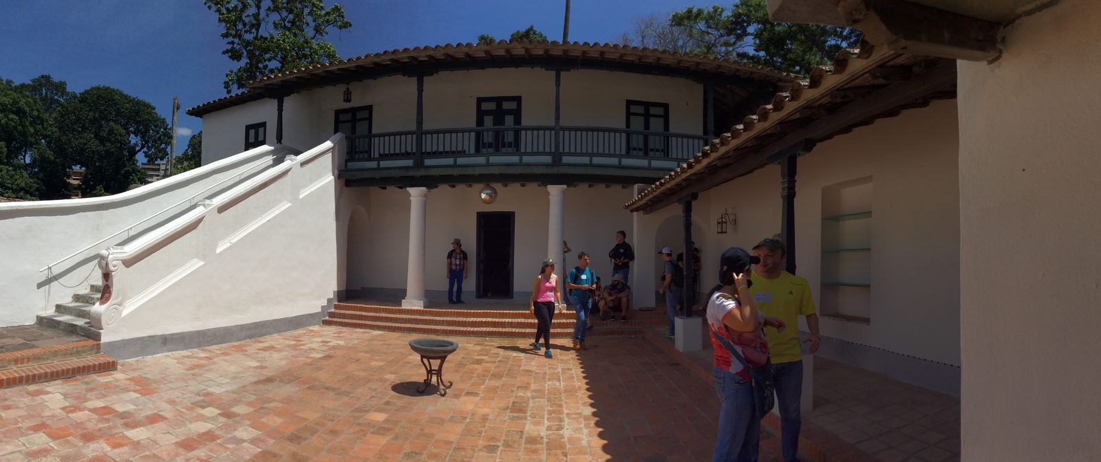Patio interno de la Quinta de Anauco en Caracas, frente a la Sala de orfebrería, con corredor de columnas y techo de teja