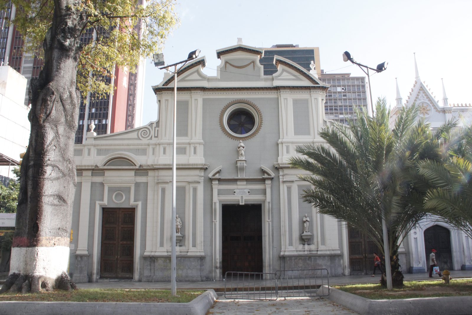 Fachada de la Iglesia de San Francisco de Caracas, con la envolvente académica de 1887-1890