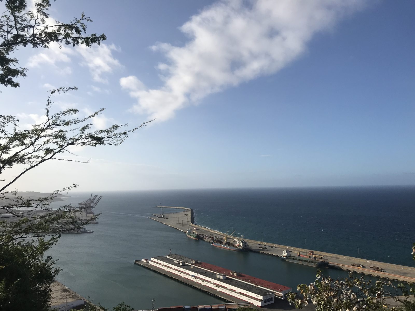 Vista de la costa y el puerto de La Guaira desde el Fortín El Vigía