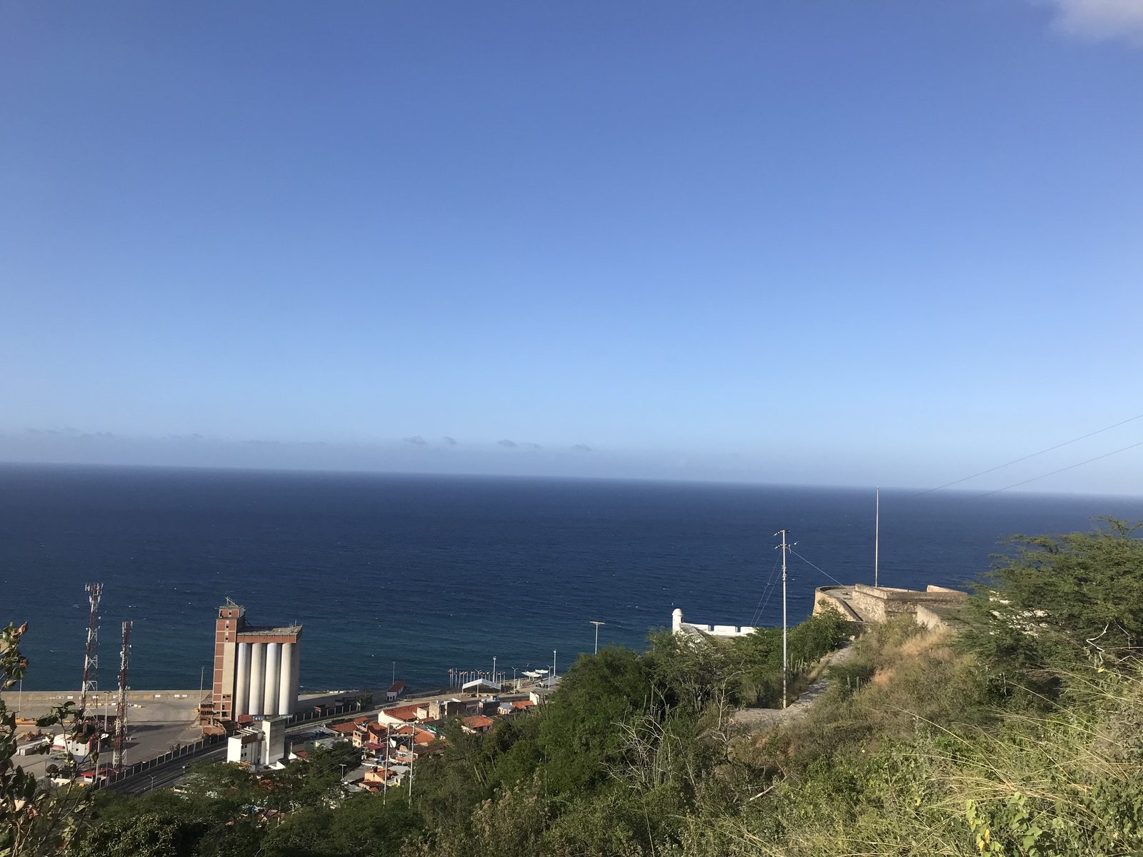 Vista de la Costa de La Guaira desde el Fortin El Vigia (toma 2)